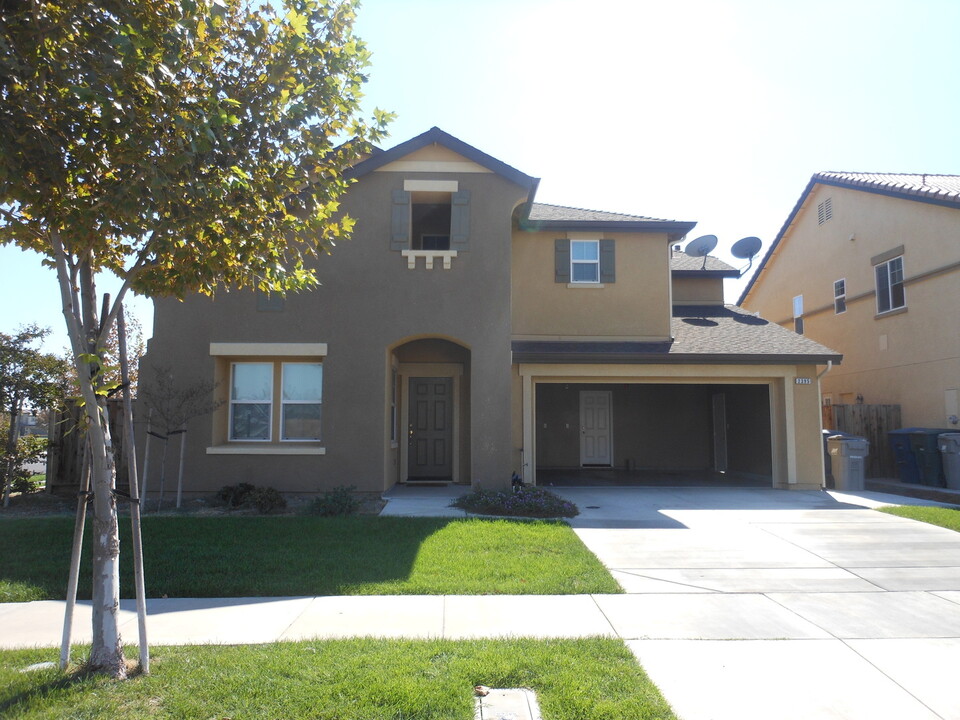 2395 N Rock Creek Dr in Los Banos, CA - Building Photo