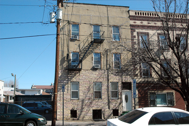 88 Wallis Ave in Jersey City, NJ - Foto de edificio - Building Photo