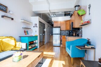 12 Stoneholm St, Unit 316 in Boston, MA - Foto de edificio - Building Photo