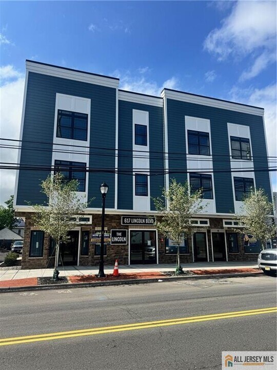 617 Lincoln Blvd in Middlesex, NJ - Building Photo