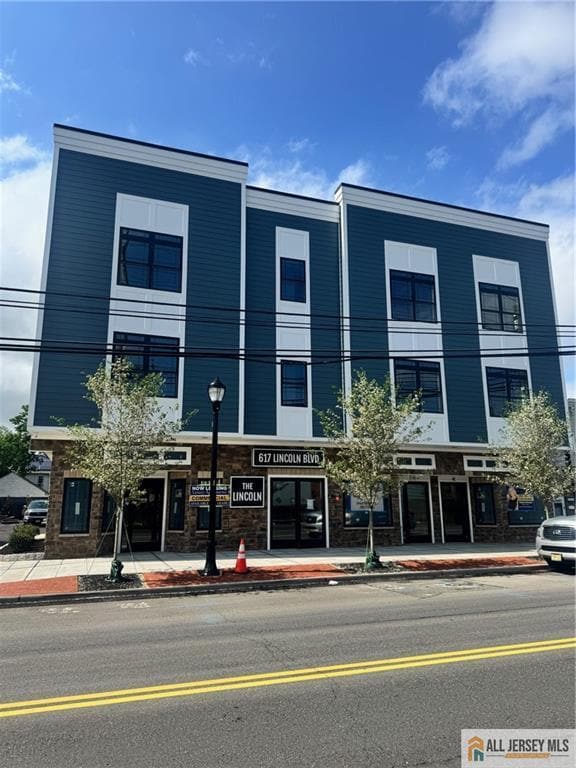 property at 617 Lincoln Blvd