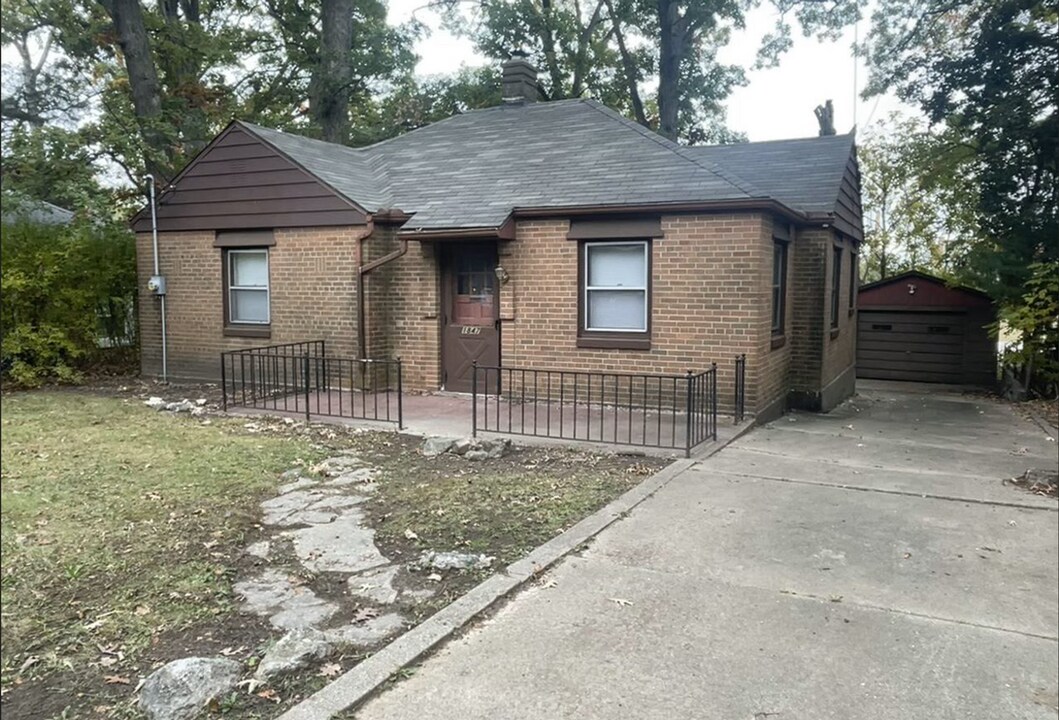 1847 Shady Crest St in Decatur, IL - Building Photo