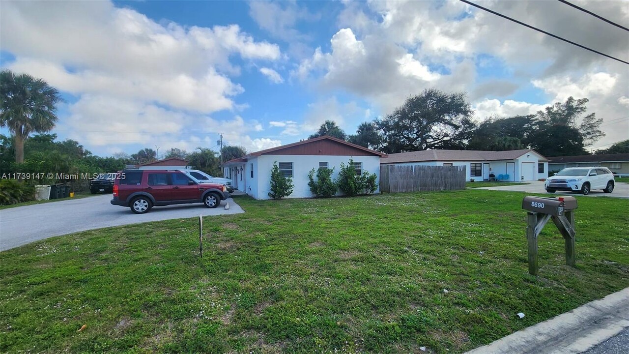 8690 Sunset Dr in Palm Beach Gardens, FL - Building Photo