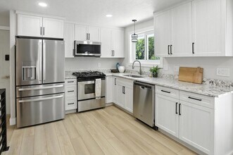 8558 Harvard Park Dr in Sandy, UT - Building Photo - Building Photo