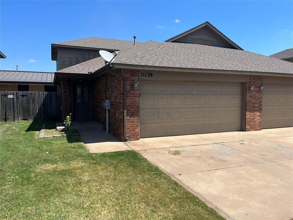 11139 SW 5th St in Yukon, OK - Building Photo
