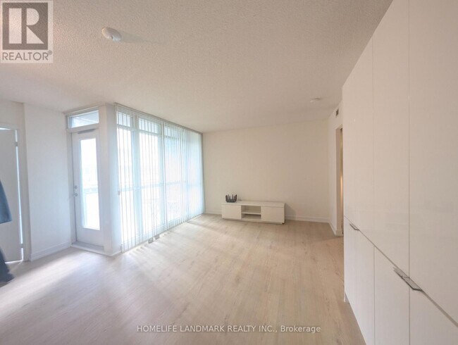 15 Iceboat Terr in Toronto, ON - Building Photo - Building Photo