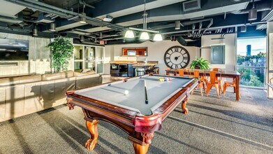 335 W 9th St, Unit 429 in Indianapolis, IN - Foto de edificio - Building Photo