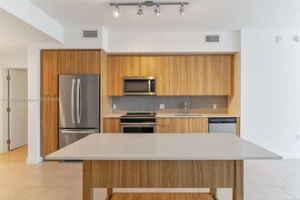2150 N Bayshore Dr, Unit 1807 in Miami, FL - Building Photo - Building Photo