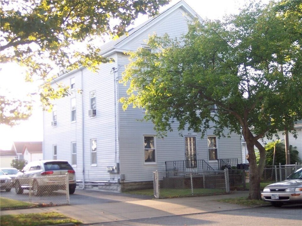 427 High St in Bristol, RI - Building Photo