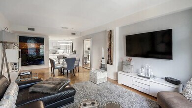 1311 S Beverly Glen Blvd, Unit 1311 in Los Angeles, CA - Building Photo - Building Photo