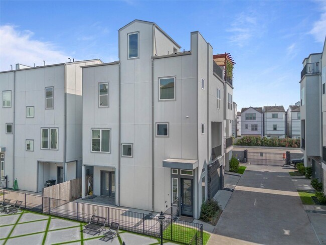 8409 Hempstead Rd in Houston, TX - Building Photo - Building Photo