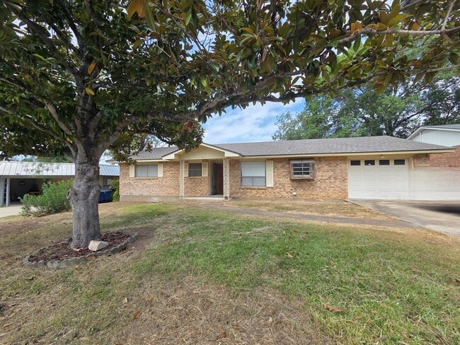704 Arrow Ln in Kerrville, TX - Building Photo - Building Photo