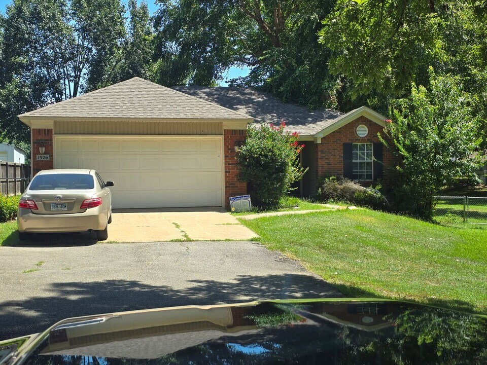 1326 Tijeras Rd in Benton, AR - Building Photo