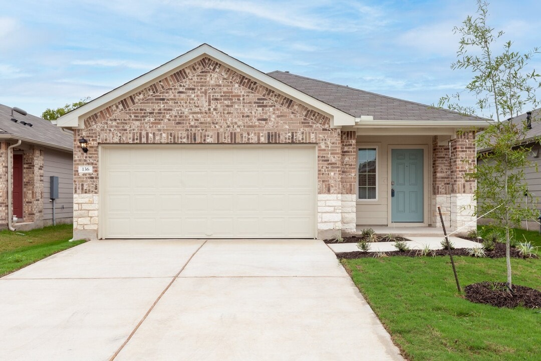 136 Granary Dr in Uhland, TX - Foto de edificio