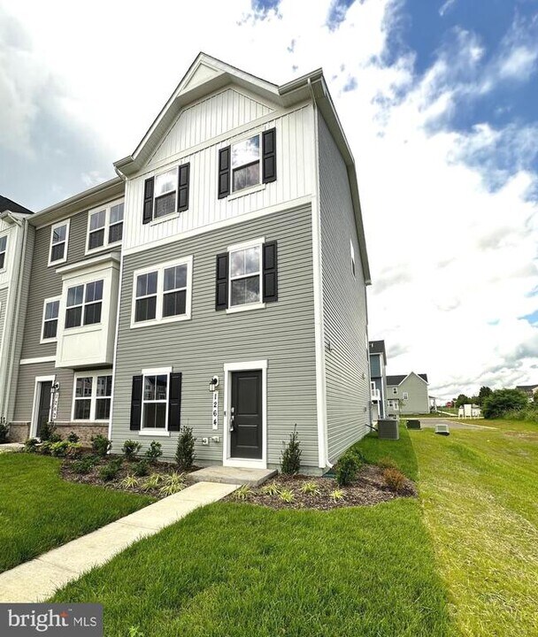 1264 Cedar Vly Rd in Ranson, WV - Building Photo