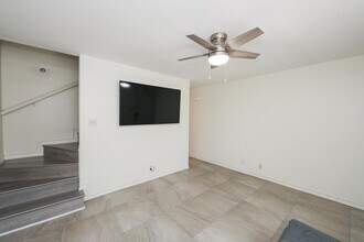 112 Merlin Rd, Unit 35 in Laredo, TX - Building Photo - Building Photo