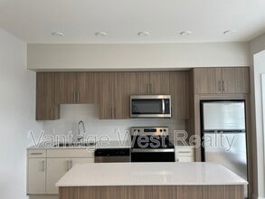 685-685 Boynton Pl in Kelowna, BC - Building Photo - Building Photo