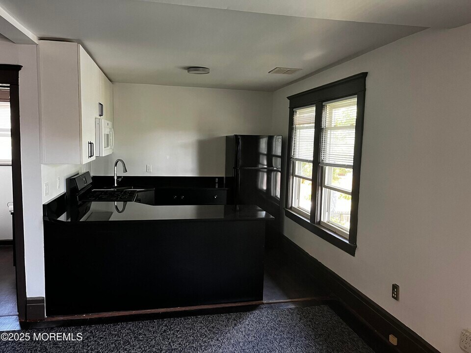 73 Shrewsbury Ave in Red Bank, NJ - Building Photo