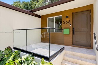 266 NW 42nd St in Miami, FL - Foto de edificio - Building Photo
