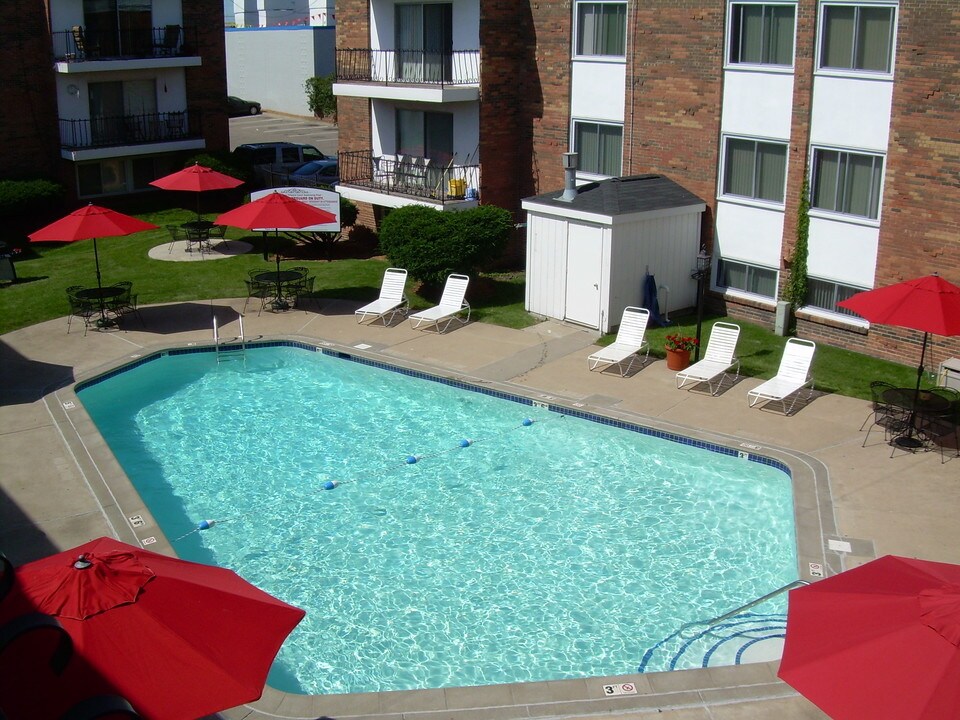 New Orleans Court Apartments and Townhomes in Richfield, MN - Building Photo