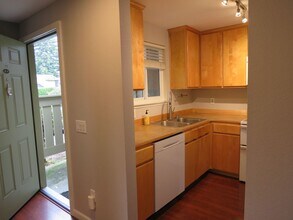 10037 NE 138th Pl in Kirkland, WA - Building Photo - Building Photo