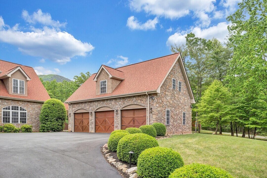 5875 Poor Mountain Rd in Salem, VA - Building Photo