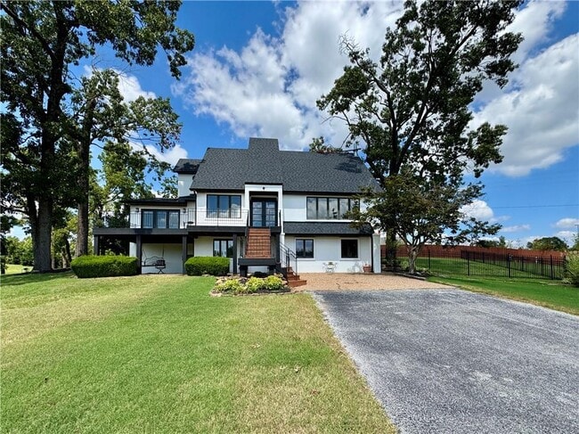 property at 624 S Horsebarn Rd