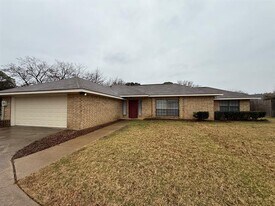 318 Shade tree St in Lewisville, TX - Building Photo