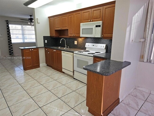 1000 NE 13th Ave, Unit 22-22D in Homestead, FL - Building Photo - Building Photo