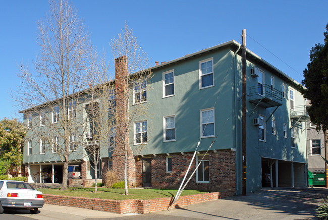 Land Park Apartments in Sacramento, CA - Building Photo - Building Photo