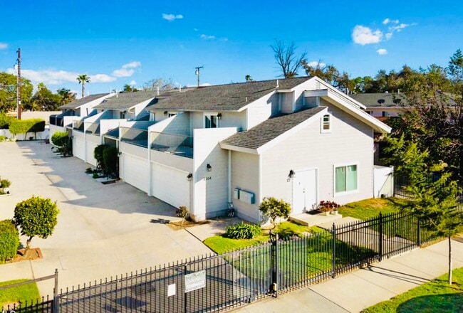 2104 Raymond Ave in Altadena, CA - Foto de edificio - Building Photo