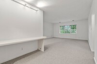 132 Lake Shore Rd, Unit 4 in Boston, MA - Building Photo - Building Photo