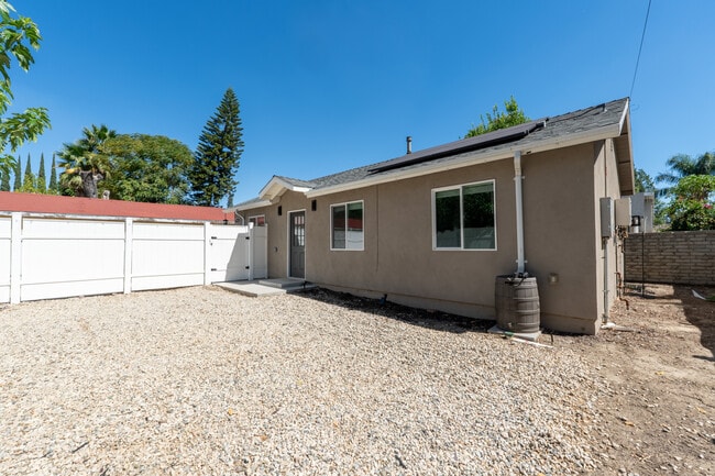7022 Crebs Ave in Reseda, CA - Foto de edificio - Building Photo