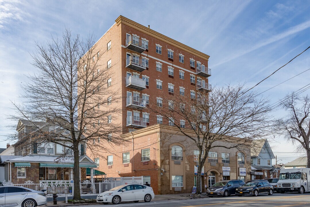 91-12 175th St in Jamaica, NY - Building Photo