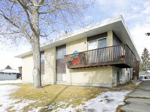 4836 Varsity Dr NW in Calgary, AB - Building Photo - Building Photo