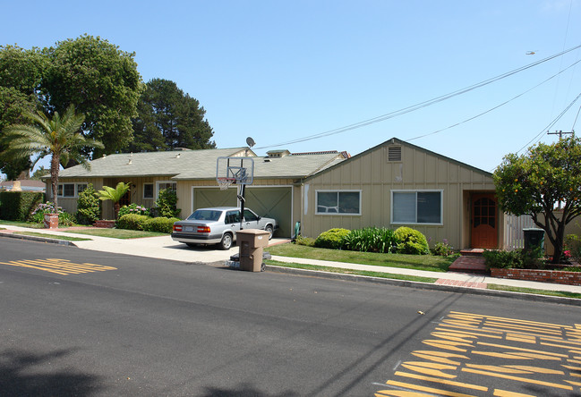 3412-3414 Gale Way in Ventura, CA - Foto de edificio - Building Photo