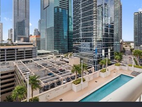 1200 Brickell Bay Dr, Unit 1617 in Miami, FL - Building Photo - Building Photo