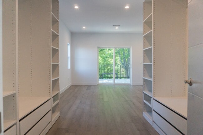 6850 Encino Ave in Van Nuys, CA - Building Photo - Building Photo