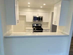 10911 Rochester Ave in Los Angeles, CA - Building Photo - Building Photo