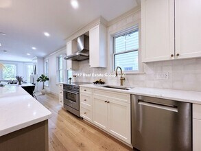 8 Holly Ave in Cambridge, MA - Foto de edificio - Building Photo