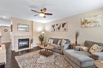 Room in Townhome on Chase Ln in Irving, TX - Foto de edificio - Building Photo