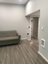 831 NE Holland St, Unit B in Portland, OR - Foto de edificio - Building Photo