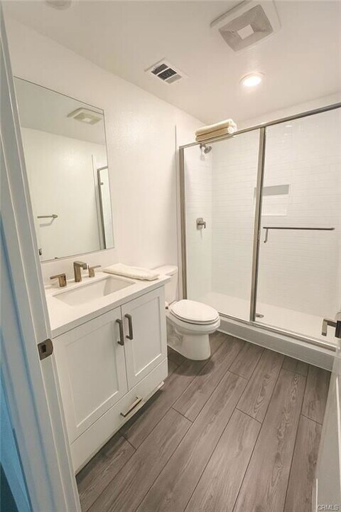 124 Sash in Irvine, CA - Building Photo