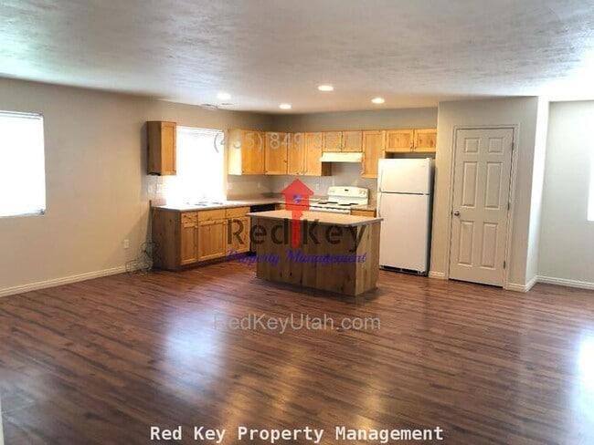 318 Durocher Ln in Tooele, UT - Building Photo - Building Photo