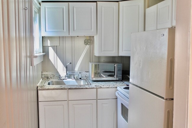 2504 Arctic Ave in Virginia Beach, VA - Building Photo - Building Photo