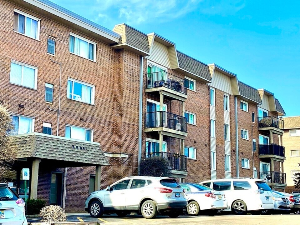 4500 Beau Monde Dr in Lisle, IL - Building Photo