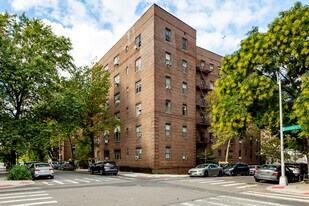 61-41 Saunders St in Rego Park, NY - Building Photo