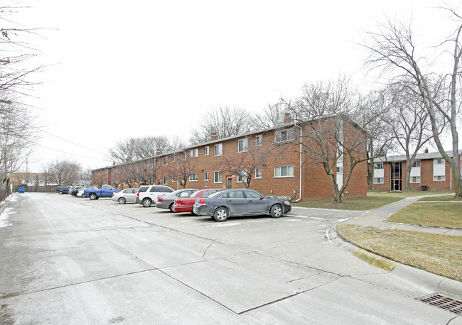 Chippendale Court Apartments in Roseville, MI - Building Photo - Building Photo