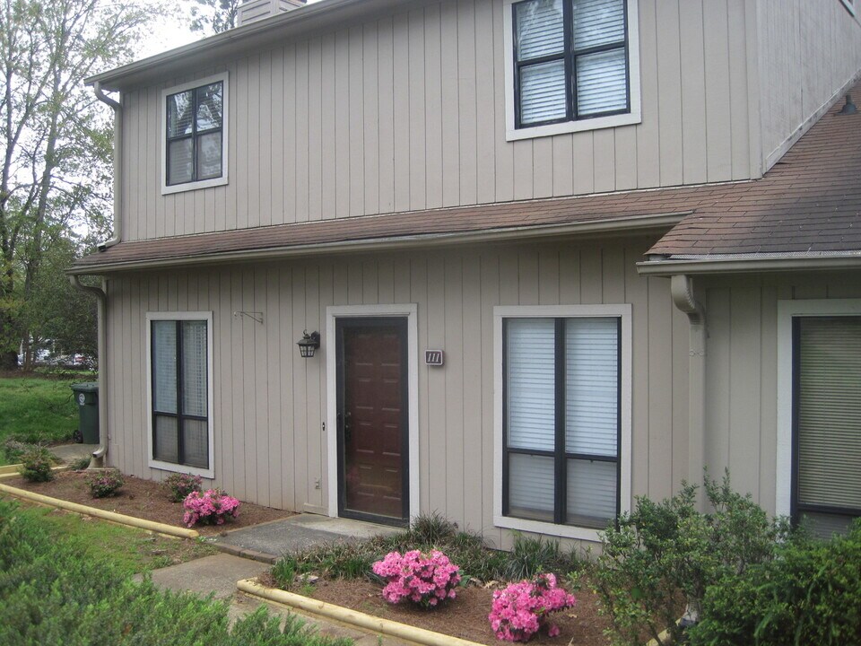 111 Charter Oaks Cir in Cary, NC - Building Photo