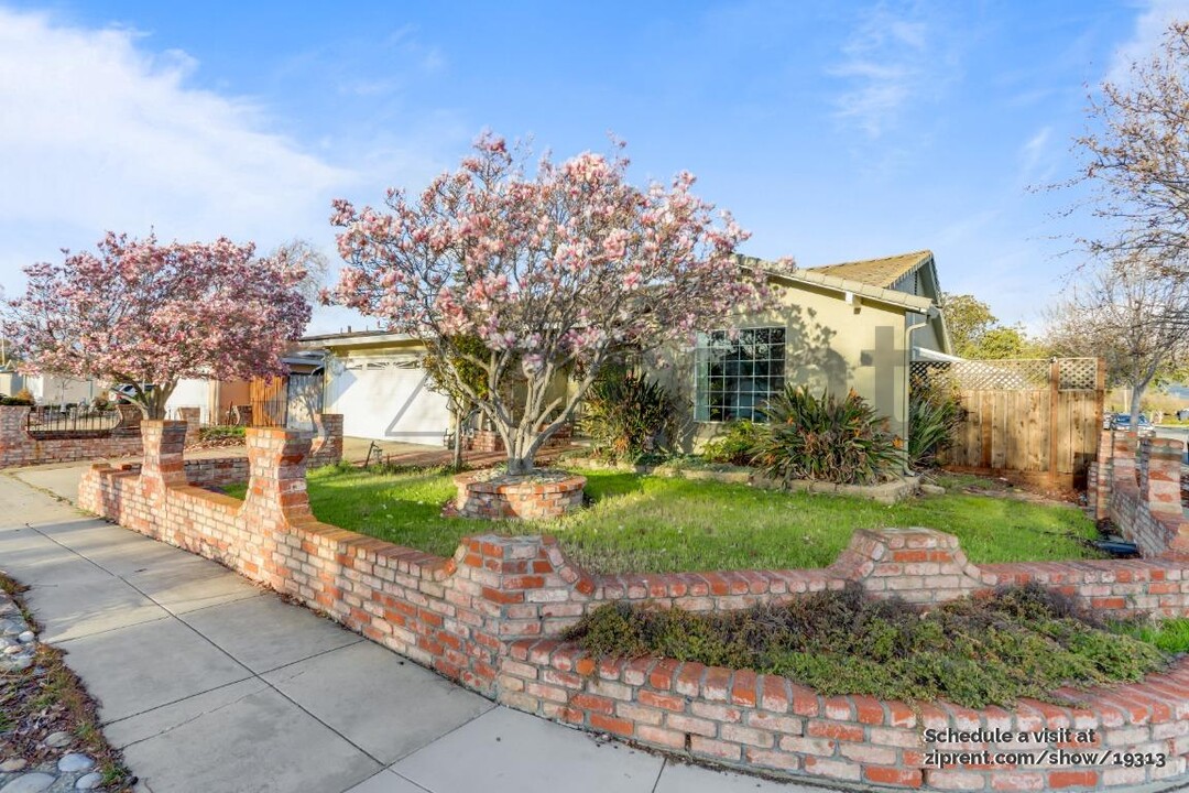 40162 Besco Dr in Fremont, CA - Building Photo